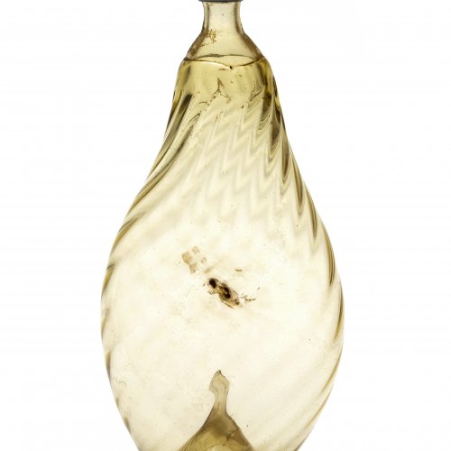 Nabelflasche, Tirol, gelbstichiges Glas, schräg gerippt, H. 27 cm.