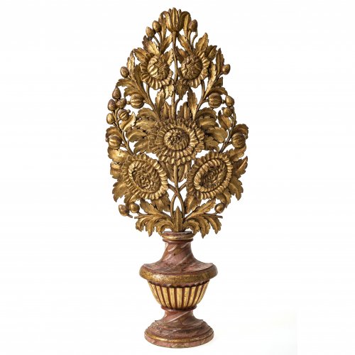 Altarblumenvase, Holz, marmoriert gefasst, vergoldet. Leicht besch. H. 73 cm.