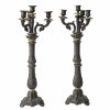 Ein Paar Kandelaber. 19. Jh. Zinngusslegierung. Profilierter Balusterschaft mit vierflammigem Lichtkranz  mit Volutenarmen. Kerzentüllen nur für einen Leuchter, der andere leicht besch. H. je 61 cm.