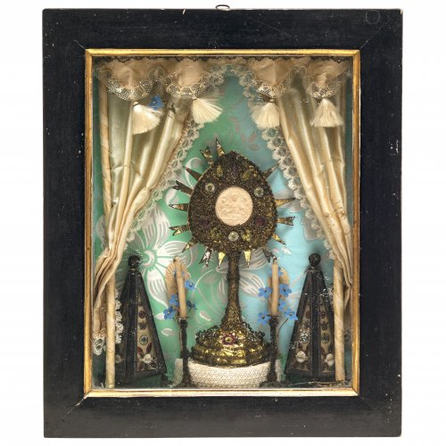Kastenbild mit Reliquiar. Süddeutsch, 2. Hälfte 19. Jh. Besch. 24 x 18,5 cm.