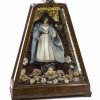 Maria Immaculata im Schrein. Wachs, textile Bekleidung, Stoffblüten. 19. Jh. Alterungsspuren. H. 63,5 cm.