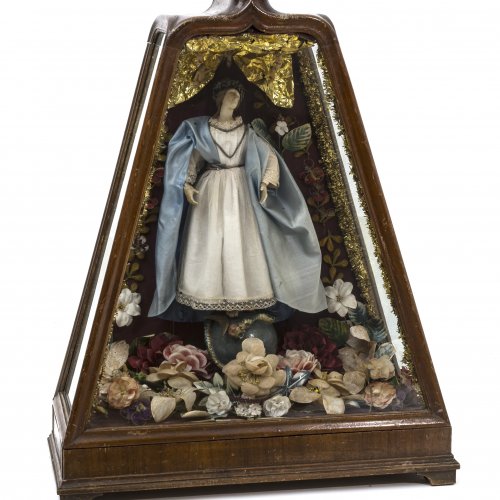 Maria Immaculata im Schrein. Wachs, textile Bekleidung, Stoffblüten. 19. Jh. Alterungsspuren. H. 63,5 cm.