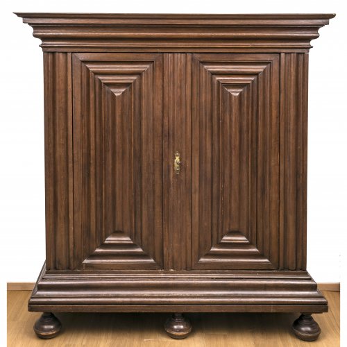 Wellenschrank, Eiche. Deutsch, um 1750. 209 x 196 x 77 cm.