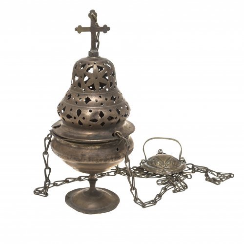 Weihrauchfass. Süddeutsch, 18. Jh. Kupfer, Deckel durchbrochen, Kreuzbekrönung. Besch., rep., Tragegriff erg. Gemarkt: 