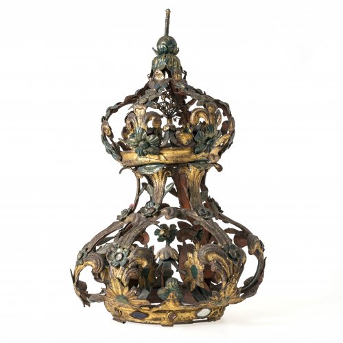 Große Krone (Marienkrone). Österreich, um 1850. Eisen, farbig bemalt. Leicht besch. H. 44 cm.