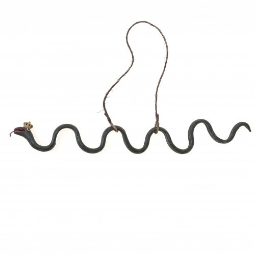 Ladenschlange. Weidengebinde, farbig bemalt. L. 73 cm.