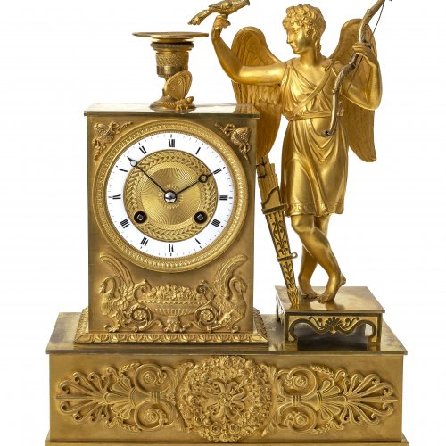 Pendule, Amor mit Taube, Bronze, feuervergoldet, Frankreich, um 1830. H. 35 cm.