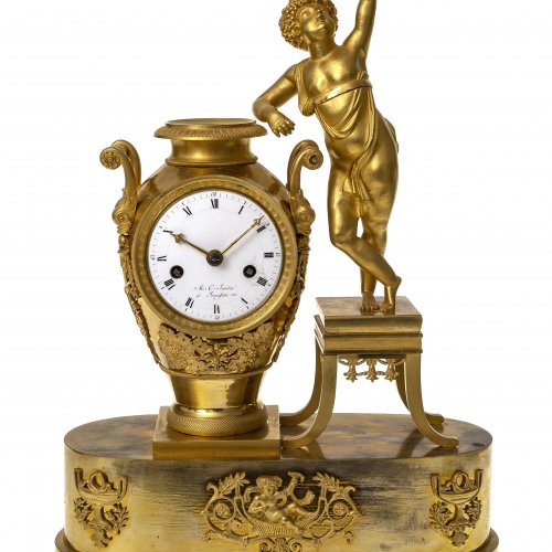 Pendule, Frankreich, Bronze, feuervergoldet, mit Bacchanten, H. 42 cm.