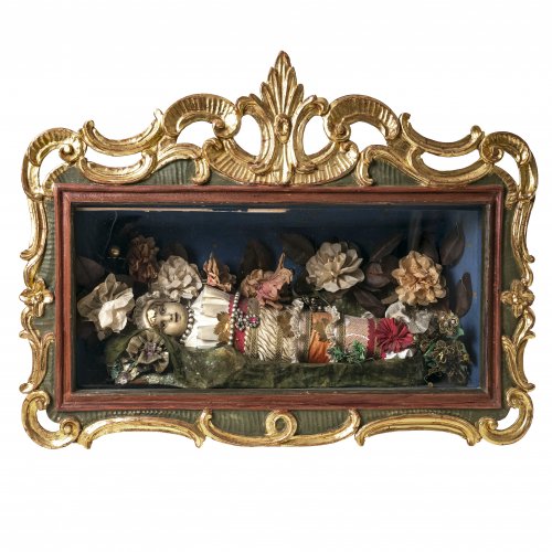 Fatschenkindl im Schrein, geschnitzter Muschelrahmen, vergoldet, Bayern, 42 x 58 x 17 cm.