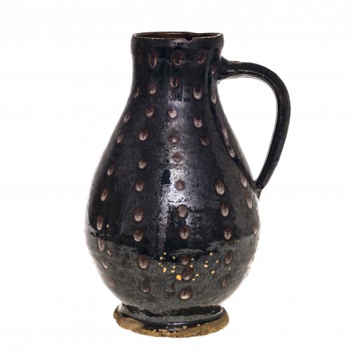 Krug. Kröning, 19. Jh. Irdenware, dunkelbraun glasiert, weißer Tupfendekor. Besch. H. 33 cm.