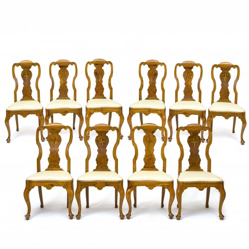 Zehn Stühle. Nussbaum furniert und intarsiert. H. 105 cm. Sitzhöhe 48 cm. Neuer Bezug mit maisgelbem Seidenmoiré.