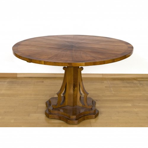 Tisch, mit runder Platte. Österreich, um 1835. Kirschbaum furniert. H 78 cm. ø 124 cm.